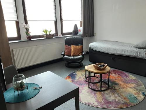 ein Wohnzimmer mit einem Bett und einem Couchtisch in der Unterkunft Le Petite in Sittard