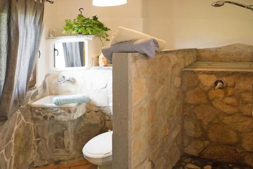 佳吉的住宿－Holiday Home Gaggi - ISI01235-F，石质浴室设有卫生间和水槽