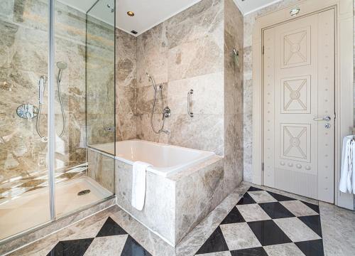 Bagno di Wyndham Grand Istanbul Kalamış Marina Hotel