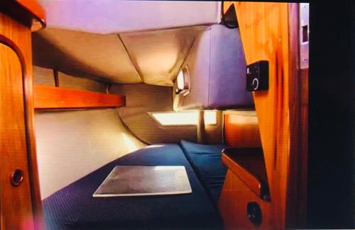 Tempat tidur susun dalam kamar di Cosy Sailing Boat Glamping Accommodation on the River in Sandwich