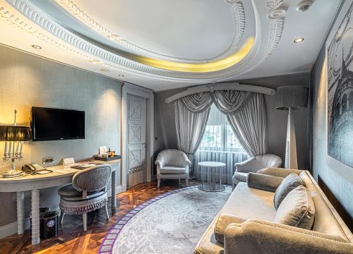 TV o dispositivi per l'intrattenimento presso Wyndham Grand Istanbul Kalamış Marina Hotel