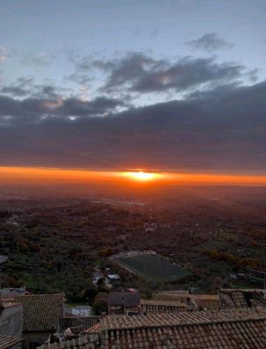 Montecelio的住宿－Guidonia Montecelio，从大楼顶部可欣赏到日落美景