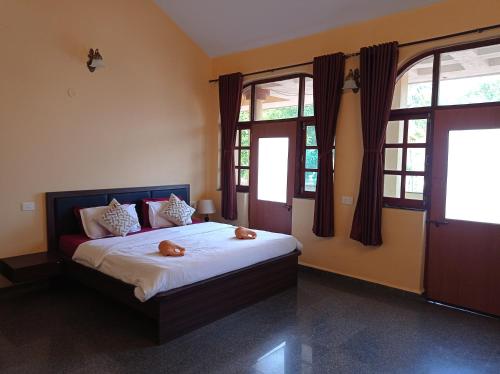 1 dormitorio con 1 cama con 2 toallas en Jas Guest House, en Mobor Goa