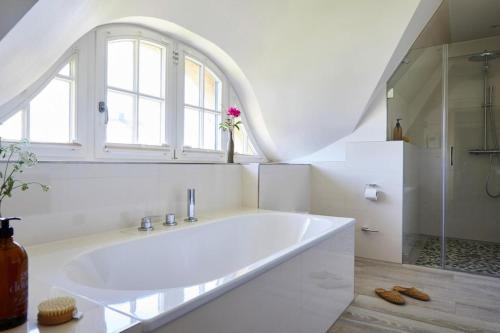 Ett badrum på Holiday house, Fuhlendorf