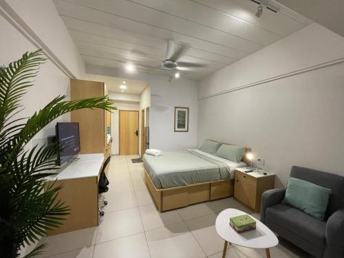 Rayong Condochain by Rick في رايونغ: غرفة نوم مع سرير وغرفة معيشة مع أريكة
