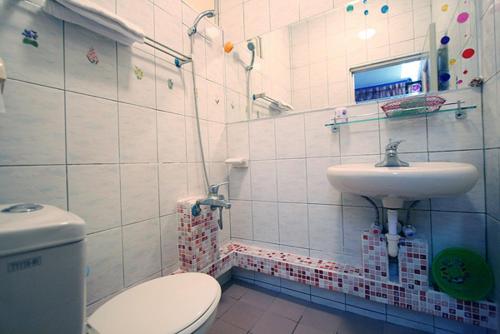 y baño con aseo y lavamanos. en Da Wan Hostel, en Kenting