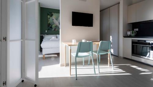 - un salon avec une table et deux chaises dans l'établissement Italianway - Flavio Gioia 5, à Milan