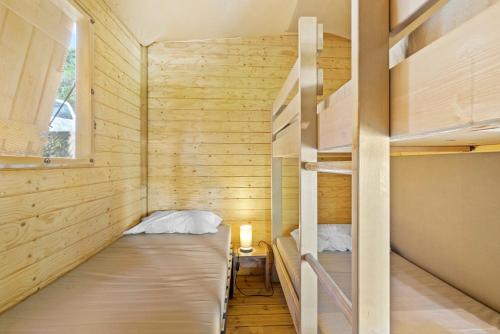 Ένα ή περισσότερα κρεβάτια σε δωμάτιο στο Camping Le Damier