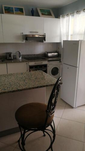 Η κουζίνα ή μικρή κουζίνα στο Lantana Barbados Condos