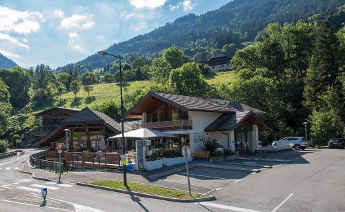 ein Gebäude an der Seite einer Straße mit einem Berg in der Unterkunft Kern in Seytroux