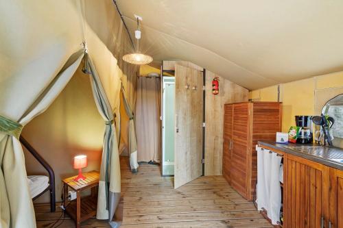 Η κουζίνα ή μικρή κουζίνα στο Camping Le Damier