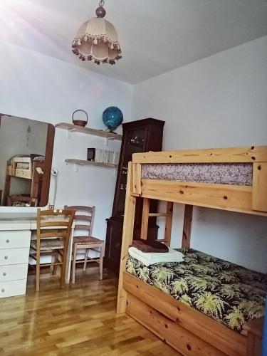 a bedroom with a bunk bed and a table and a desk at NUS-SCI-CASTELLO-ASTRONOMIA-CASINO' in Nus