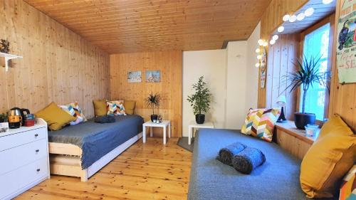 Tapa Sauna House في Tapa: غرفة نوم بسرير واريكة في غرفة