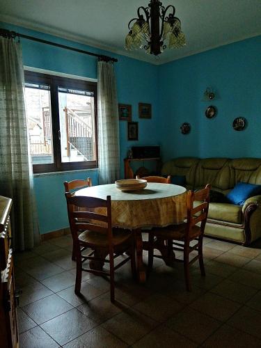 a living room with a table and chairs and a couch at NUS-SCI-CASTELLO-ASTRONOMIA-CASINO' in Nus