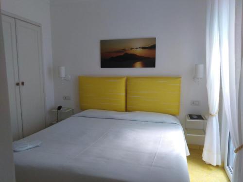 Ένα ή περισσότερα κρεβάτια σε δωμάτιο στο Relais Maresca Luxury Small Hotel & Terrace Restaurant