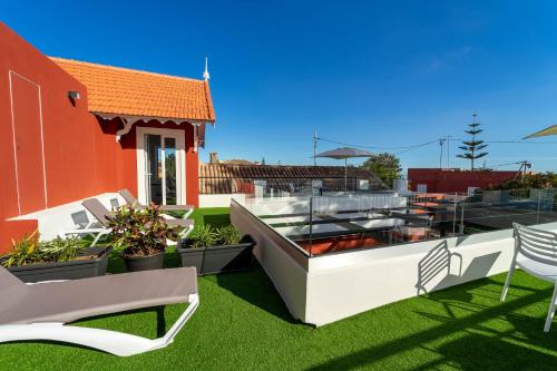 a patio with chairs and plants on a roof at Albor Suites in Santa Brígida