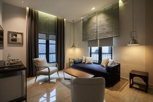 een woonkamer met een bank en een stoel bij Lamandau House in Jakarta