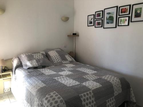 - une chambre avec un lit doté d'une couette grise et blanche dans l'établissement App T2 cozy Proche de la Mer, au Golfe-Juan