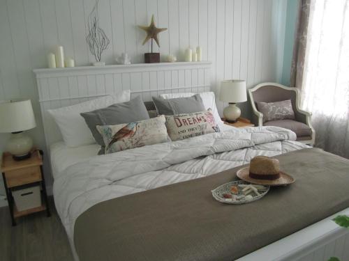 1 dormitorio con 1 cama con sombrero en Hua Hin-Summer Condominium, en Hua Hin