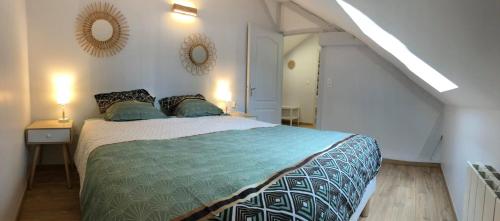 Ένα ή περισσότερα κρεβάτια σε δωμάτιο στο Montbard Maison 7 pers centre historique chez Delphine et Guillaume