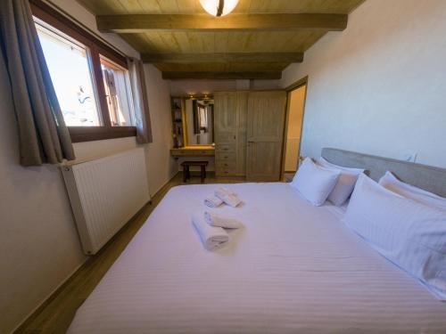 A bed or beds in a room at Kallisto Mountain House V