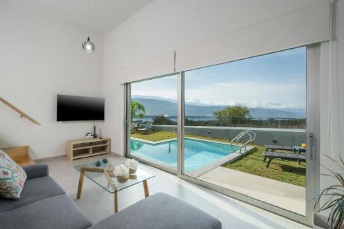 uma sala de estar com vista para uma piscina em Villa Jarko em Chania Town