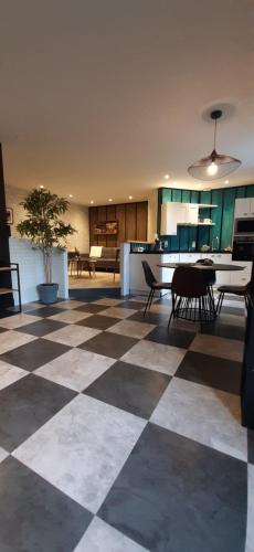a room with a checkered floor with tables and chairs at EnTerrasse 4 étoiles in Dinan