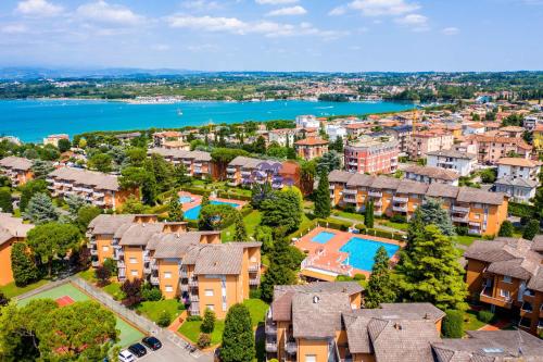 z góry widok na osiedle mieszkaniowe z basenem w obiekcie Panorama Apartment Peschiera w mieście Peschiera del Garda