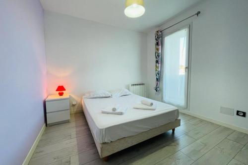 sypialnia z łóżkiem, lampką i oknem w obiekcie Apartment In Socoa 4 Minutes From The Beach w mieście Ciboure