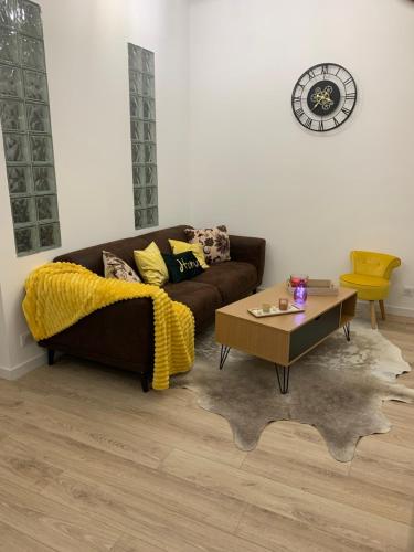 un salon avec un canapé et une table basse dans l'établissement Bastia charmant appartement 30m2 centre-ville, à Bastia