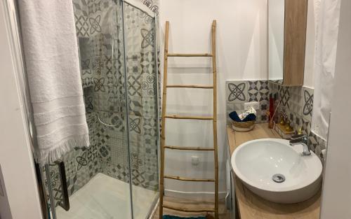 A bathroom at Bastia charmant appartement 30m2 centre-ville