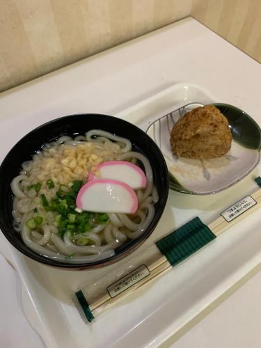 金沢市にある金沢フレックスホテルの電子レンジの上に置かれた食べ物の入ったボウル