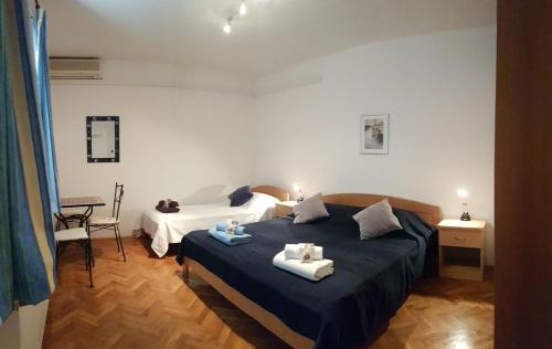 1 dormitorio con 1 cama con 2 toallas en Villa Radoš - 4 Sterne, 4 Apartments für maximal 22 Gäste, en Supetar