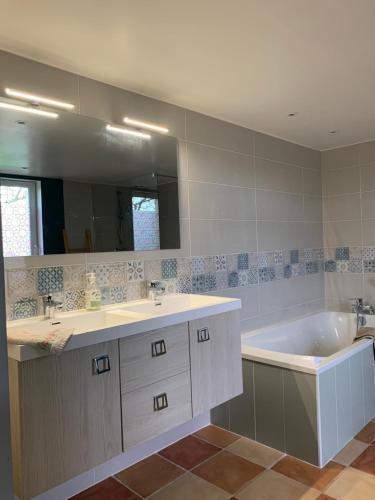 a bathroom with two sinks and a bath tub at Les métayers du Filou 2 in Castelnau-de-Montratier