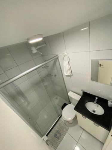 ein Badezimmer mit Dusche, Toilette und Waschbecken in der Unterkunft PRAIA RESIDENCE Rua Cajueiro in Ipojuca