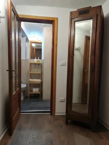 a hallway with an open door and a mirror at Cantina Alpina in Salabertano