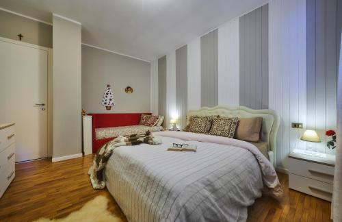 una camera da letto con un grande letto con una coperta bianca di Stella delle Grigne a Pasturo