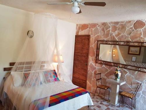 Un pat sau paturi într-o cameră la Hotel Posada Rancho Los Laureles