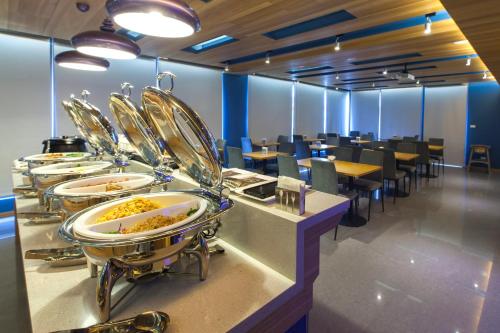 a restaurant with a buffet line with plates of food at Hotel MU in Zhongli