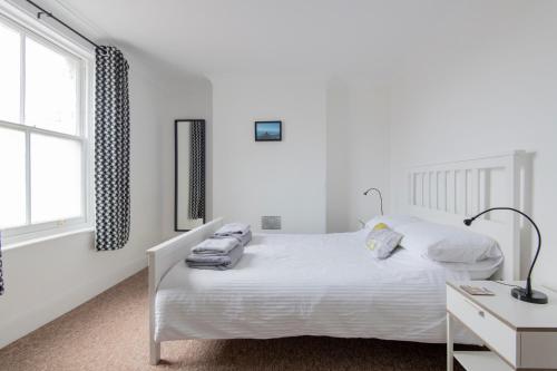 Lova arba lovos apgyvendinimo įstaigoje Fantastic 3 Bed Brighton House- Sleeps 6- SUPERFAST WiFi and Garage