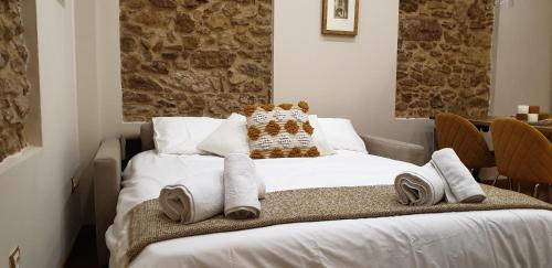 เตียงในห้องที่ Ayuntamiento - Precioso con parking y WIFI