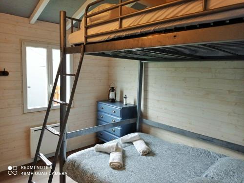 Ce lit superposé se trouve dans un dortoir doté d'une commode bleue. dans l'établissement Maison Mon Rêve à 400m de la plage, à Saint-Michel-Chef-Chef