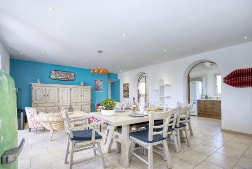 une cuisine et une salle à manger avec une table et des chaises dans l'établissement Galant Appartement en bord de mer avec terrasse, à Saint-Cyr-sur-Mer