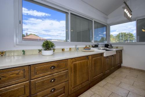 - une grande cuisine avec 2 lavabos et 2 fenêtres dans l'établissement Galant Appartement en bord de mer avec terrasse, à Saint-Cyr-sur-Mer