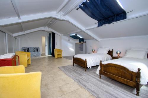 Cette grande chambre comprend deux lits et une cheminée. dans l'établissement Galant Appartement en bord de mer avec terrasse, à Saint-Cyr-sur-Mer