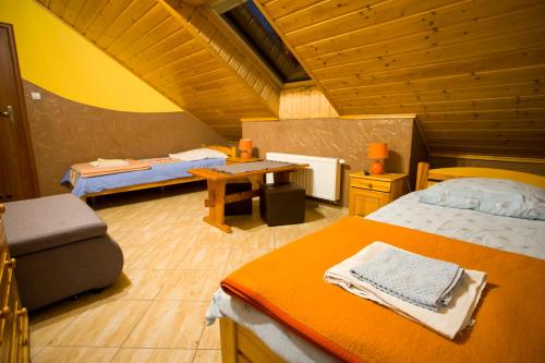 מיטה או מיטות בחדר ב-Karczma Chęciny