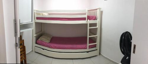 a small room with two bunk beds in it at Flat Luxo em Gravatá Winterville in Gravatá