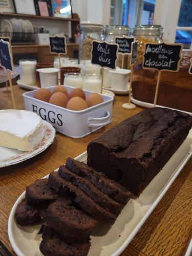 une assiette de brownies et d'œufs sur une table dans l'établissement Hôtel Restaurant La Maison, à Trébeurden