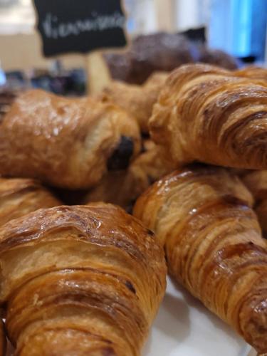 une pile de pâtisseries posée sur une table dans l'établissement Hôtel Restaurant La Maison, à Trébeurden