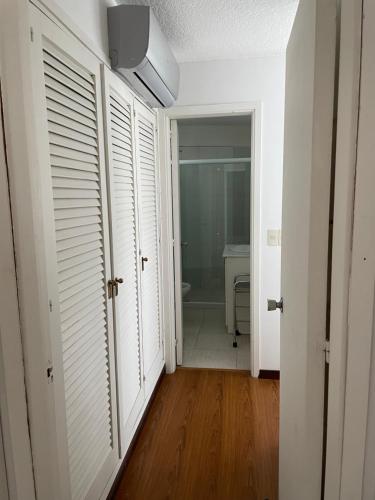 pasillo vacío con puertas blancas y baño en Sunset, en Punta del Este